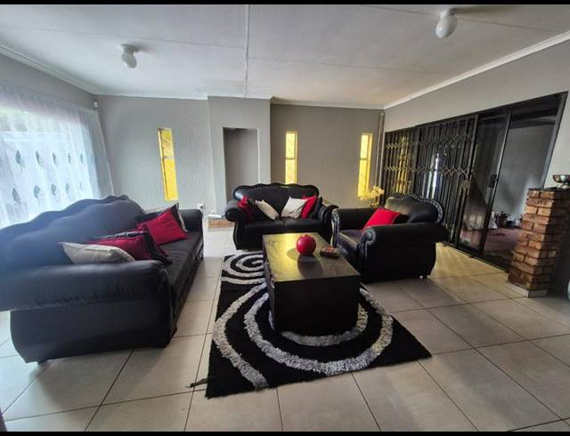 3 BEDROOM HOUSE FOR SALE IN MAYBERRY PARK